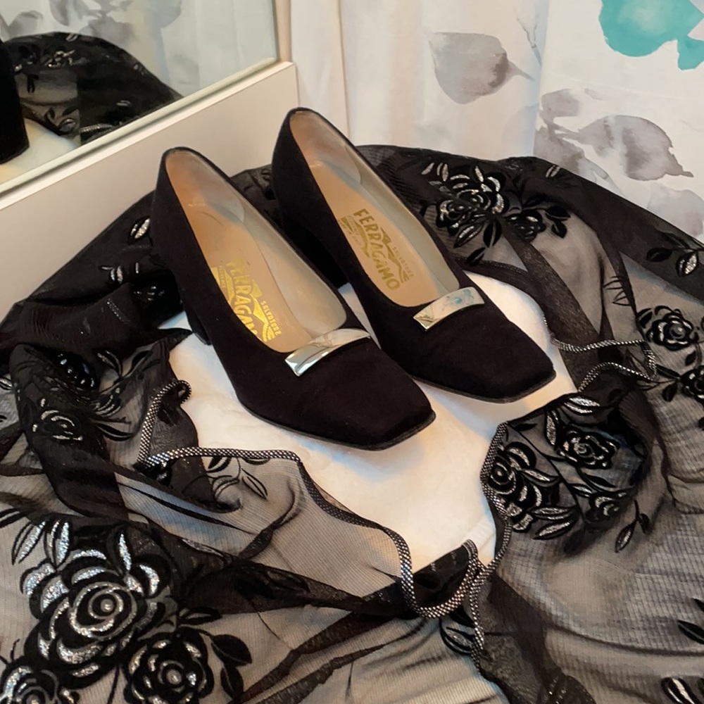 SALVATORE FERRAGAMO Black Logo Woven Pumps